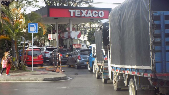 Bombas y estaciones de gasolina en Cali: horarios, pico y placa, montos, excepciones y cómo funcionan