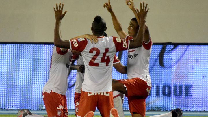 Independiente Santa Fe reportó cinco positivos para covid-19, tres de ellos son jugadores. El equipo viajará a Buenos Aires este martes 18 de mayo.