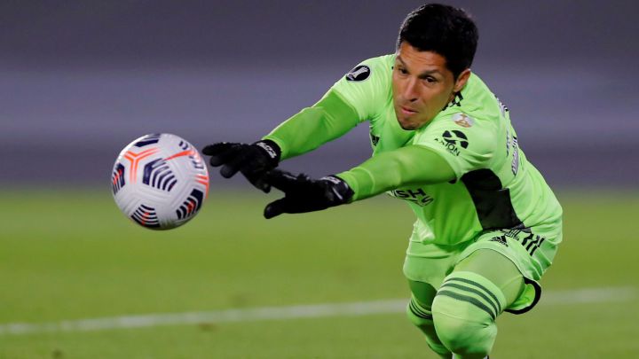 Enzo Pérez ante Santa Fe