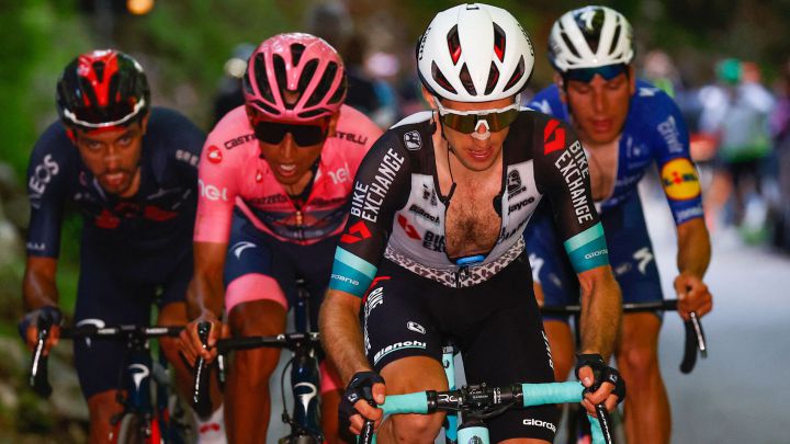 Simon Yates va por la maglia rosa el sábado en la última etapa de montaña
