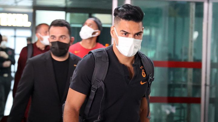 Falcao García, delantero del Galatasaray dio positivo por coronavirus a su regreso a Turquía. El colombiano se encuentra aislado y con seguimiento médico