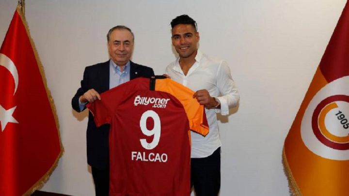 Mustafa Cengiz, presidente del Galatasaray, habló de su gestión y de Falcao García, uno de sus fichajes más criticados. El dirigente se arrepintió