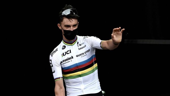 Una nueva edición del Tour de Francia, un nuevo verano europeo que gira alrededor de la competencia más importante del ciclismo en el mundo. Por lo menos en el ciclismo, la pandemia ha dado un respiro, las fechas volvieron a la normalidad y con ellas la ilusión de ver ataques, fugas, hazañas, sorpresas y todo lo que la carrera de la camiseta amarilla puede ofrecer. También hubo espectadores a lado y lado de la carreteta, pero esta vez eso no fue una buena noticia. Así fue la primera etapa del Tour de Francia Este año el Tour comenzó en Brest, la tierra de Bernard Hinault y en la que la competencia comenzó con una fuga de cinco corredores. Schelling, Pérez, Rodríguez, Van Poppel y Bonnamour. La lucha por tomar la fuga se vivió con intensidad desde el kilómetro cero y por eso se presentó una caída en los primeros metros. A 158 kilómetros de la meta, Mathieu Van der Poel, uno de los favoritos para ganar la etapa tuvo que parar para hacer un cambio de zapatillas, sin embargo, regresó al grupo sin problemas. Unas horas antes de comenzar el Tour, la UCI permitió al Alpecin Fenix usar el traje en homenaje a Raymond Poulidor, abuelo de Van der Poel, aunque solo por esta fracción. Los escapados llegaron a tener tres minutos sobre el pelotón que no tuvo afán en alcanzarlos sino hasta cuando faltaron 80 kilómetros para la meta. Todos se fueron quedando con excepción de Ide Schelling del Bora, que fue el único que sobrevivió de la fuga por unos kilómetros más. En el grupo, Deceuninck, Bora, Jumbo e Ineos pusieron seriedad al trabajo de tirar y lo hicieron por turnos, en el equipo británico con el incansable Jonathan Castroviejo a la cabeza. Caída masiva en el pelotón por un aficionado Y bueno. La primera etapa dejó el momento que pudo cambiar para algunos corredores el desarrollo de toda la competencia. Tony Martin chocó con un aficionado y tras el golpe contundente cayó. En efecto dominó tumbó a casi el 95 por ciento del pelotón que en ese momento pasaba por una de las carreteras angostas del recorrido. Los más afectados fueron Jasha Sutterlin del DSM, que tuvo que abandonar el Tour y el Movistar Team que vio a casi todo su equipo en el sueño, Superman López, Verona, Arcas y Soler cayeron, pero tanto ellos como los demás pudieron llegar al grupo de los que se salvaron del incidente en donde estaba gran parte del Deceuninck. Martin pudo seguir en carrera, pero el impacto que sufrió fue fuerte, sobretodo en la cabeza que fue contra el asfalto y luego su compañero Teunissen le pasó la bicicleta por encima. A Van Aert también le costó reintegrarse en el pelotón. Definición de la primera etapa y otra caída La mayoría de equipos anunció que sus corredores pudieron seguir en carrera, entre ellos los colombianos. Con todos en el pelotón y ya sin fuga, comenzó la definición de la etapa. Sin embargo, a falta de cinco kilómetros se presentó otra dura caída. Un corredor del B&B cayó en el medio del grupo y dejó a varios ciclistas en el suelo. Esta vez el más afectado fue Chris Froome, que tuvo que ser atendido por el médico de la carrera. Los favoritos quedaron en el grupo, sin embargo, todo el pelotón quedó destruido y atrás Supermán López cortado. Los que sí quedaron adelante fueron Nairo Quintana y Rigoberto Urán que salieron beneficiados del incidente. El ataque definitivo lo hizo Julian Alaphilippe. El francés no pudo ser alcanzado y cruzó la meta en primer lugar. En segundo lugar cruzó Michael Matthews y tercero fue Primoz Roglic. El mejor colombiano fue Sergio Higuita que llegó en el octavo lugar. Segunda etapa del Tour de Francia La segunda etapa del Tour de Francia comenzara en Perros-Guirec y terminará en el Mur de Bretaña tras un recorrido de 183.5 kilómetros y cuatro premios de montaña de cuarta categoría y dos de tres uno de ellos en el final de la fracción.
