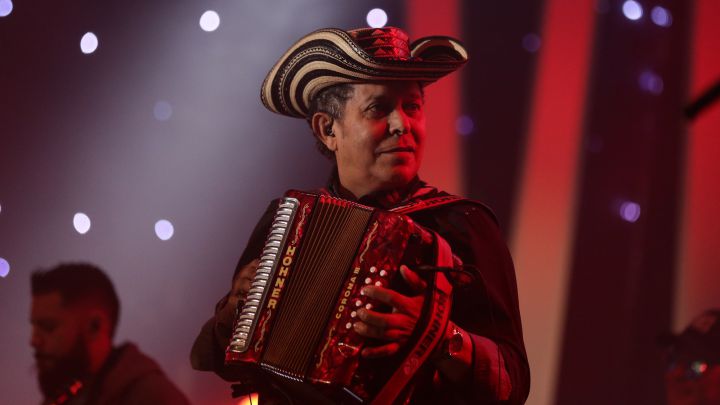 Egidio Cuadrado recibe premio en los Latin Grammy