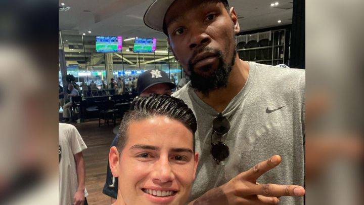 James Rodríguez se encuentra en la ciudad de Nueva York pasando sus vacaciones. El volante colombiano publicó una foto junto al basquetbolista Kevin Durant