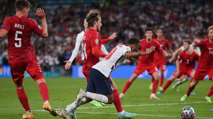 Sterling, delantero de la Selección de Inglaterra es uno de los más criticados por su acción ante Dinamarca. En Italia lo comparan con Juan Cuadrado