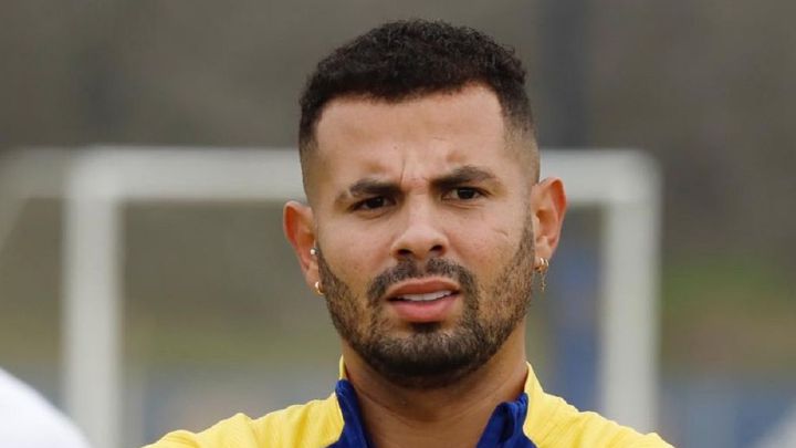 Edwin Cardona, volante de Boca Juniors, regresó a Argentina, luego de su viaje a Colombia tras la Copa. El jugador tendrá reunión con Russo y Riquelme