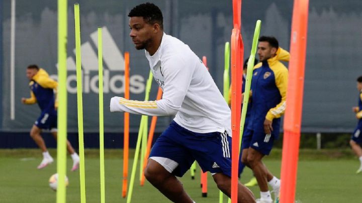 Frank Fabra, lateral de Boca Juniors, regresó a Argentina donde tendrá que cumplir 7 días de aislamiento obligatorio y luego unirse a los entrenamientos