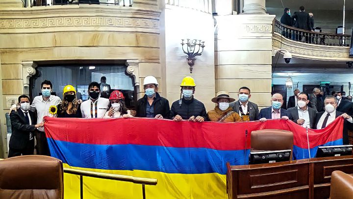 Día de la Independencia: por qué la oposición portó una bandera de Colombia al revés