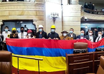 Oposición portó una bandera de Colombia al revés