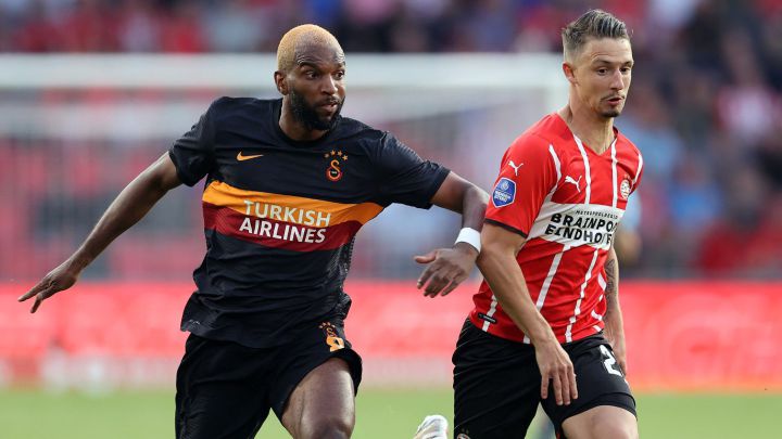 Falcao García, delantero del Galatasaray, estuvo en cancha cinco minutos en la goleada 5-1 del PSV en el juego de ida de segunda ronda de Champions