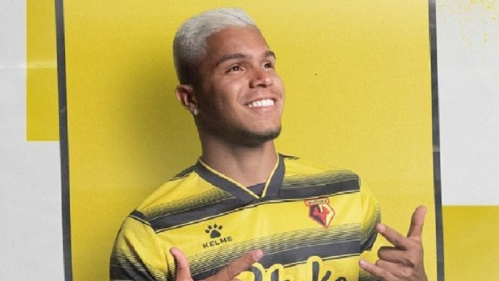 Juan Camilo Hernandez, delantero colombiano, confirmó en redes sociales que permanecerá en Watford para la próxima temporada y jugará la Premier League.