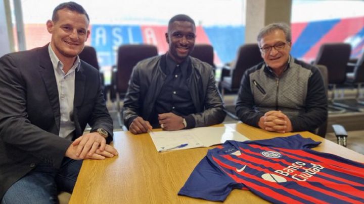 Cristian Zapata firmó contrato con San Lorenzo por 18 meses. El defensor de 34 años regresa al continente después de 16 años en territorio europeo.
