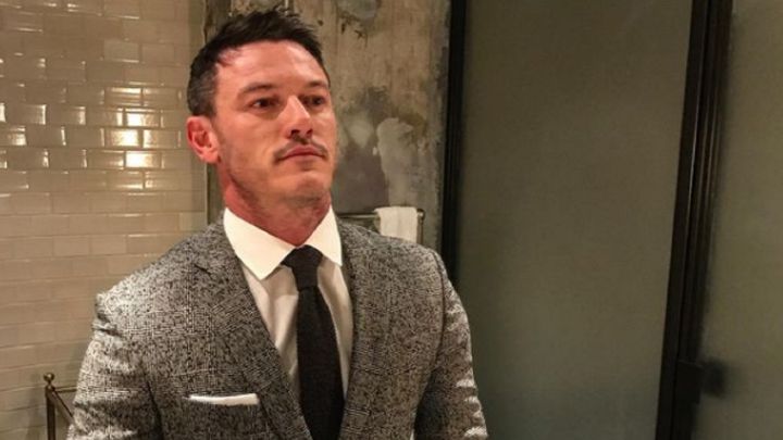 Luke Evans, feliz en Bogotá comiendo arepa rellena