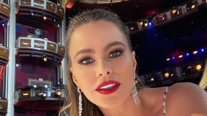 Sofía Vergara celebra con el elenco de America’s Got Talent