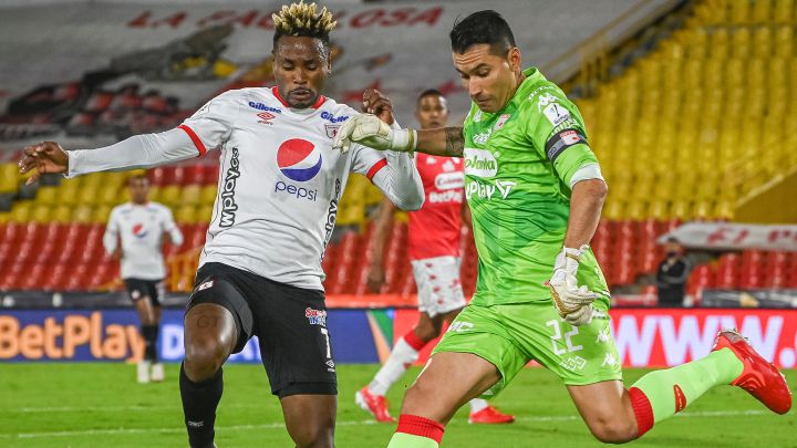 Independiente Santa Fe y América de Cali empataron 1-1 en el estadio El Campín de Bogotá. Ronaldo Dinolis y Deinner Quiñónes anotaron los goles.