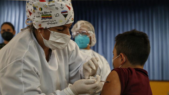 Curva del coronavirus en Colombia, hoy 1 de septiembre. Casos y muertes relacionadas con el covid-19 en el país. Actualmente hay 30.452 positivos activos.