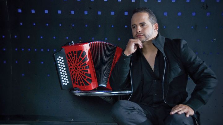 Nelson Velásquez, cantante vallenato, sufre accidente en su camioneta