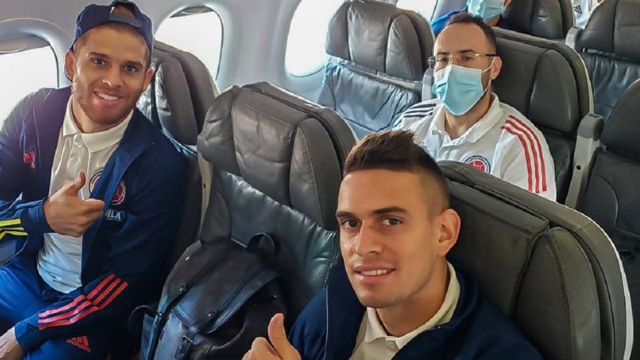Jugadores de la Selección Colombia antes de un vuelo internacional.