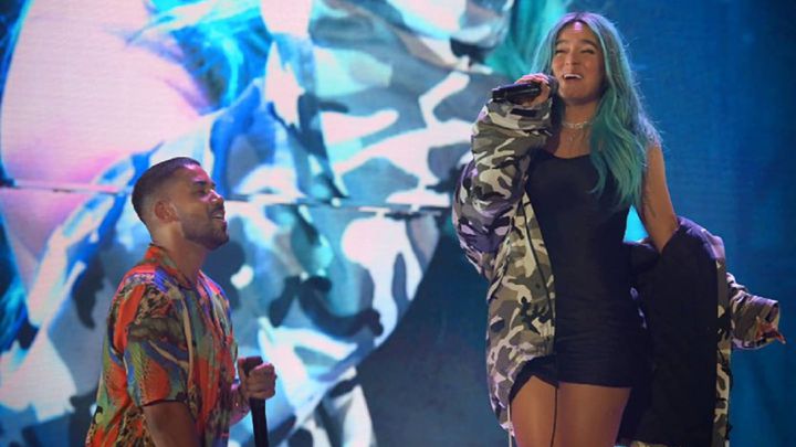 Karol G cumple el sueño de cantar con Aventura