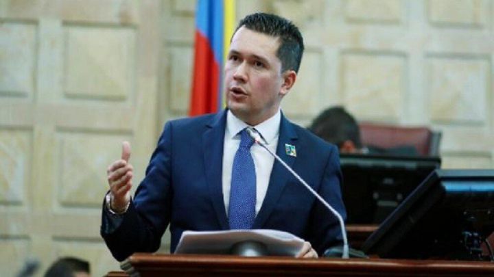 Edwin Ballesteros renuncia a la Cámara al ser investigado por corrupción