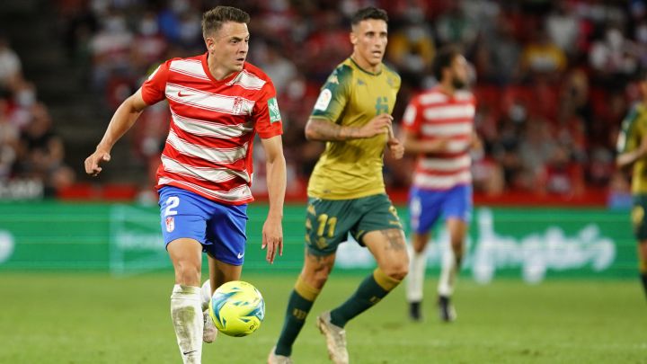 Santiago Arias vuelve a jugar al fútbol profesional con el Granada