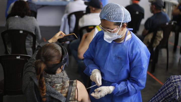 Curva del coronavirus en Colombia, hoy 15 de septiembre. Casos y muertes relacionadas con el covid-19 en el país. Actualmente hay 20.904 casos activos