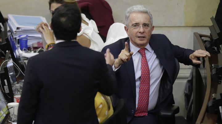 Uribe y el alcalde Quintero, enfrentados por la seguridad en Medellín