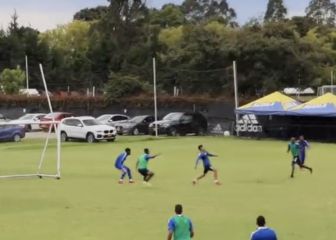 El golazo de chilena de Fernando Uribe en práctica