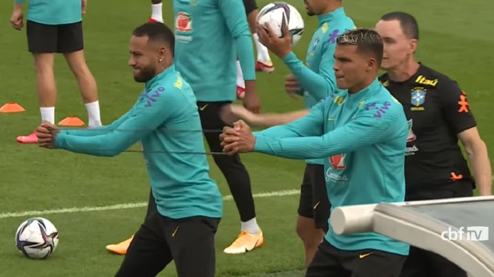 Neymar ya está con la selección de Brasil en Bogotá y entrenó en el estadio de Techo previo a los partidos de Eliminatorias: Venezuela, Colombia y Uruguay.