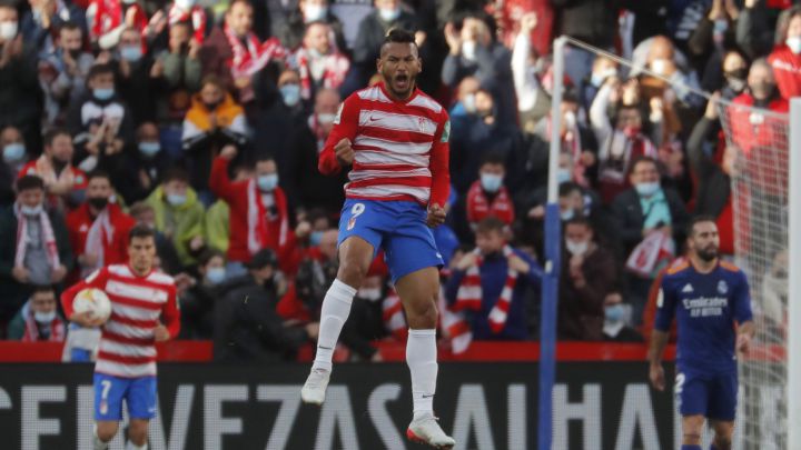 Luis Suárez, delantero del Granada anotó ante en la derrota 1-4 frente al Real Madrid. El colombiano fue el que más insistió en ataque pero no tuvo suerte