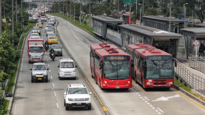 Pico y placa en Bogotá y Medellín hoy, 24 de noviembre: restricción, horarios y excepciones