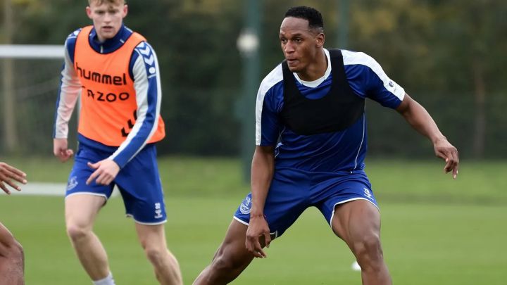 Yerry Mina tampoco jugará el próximo domingo cuando Everton visite a Brentford por Premier. Rafa Benítez aseguró que viene mejorando, pero no está al 100%.