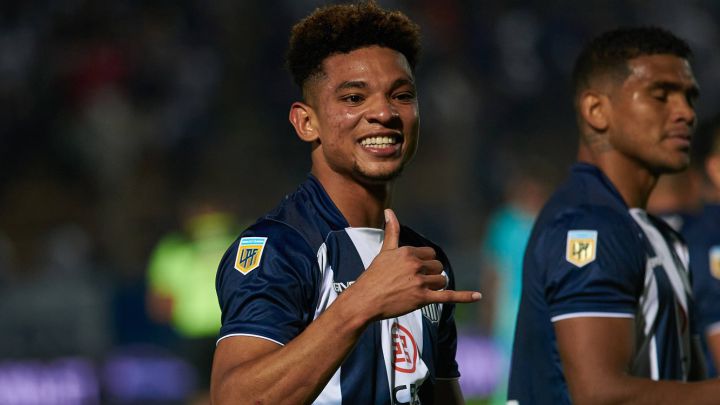 Diego Valoyes marca el gol de Talleres en la semifinal de Copa