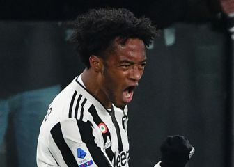 ¿Cuadrado rinde más en la Juve como lateral o volante?