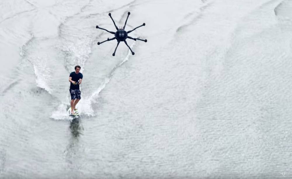 Tras el kite, el windsurf o el wake, llega... el dronesurf