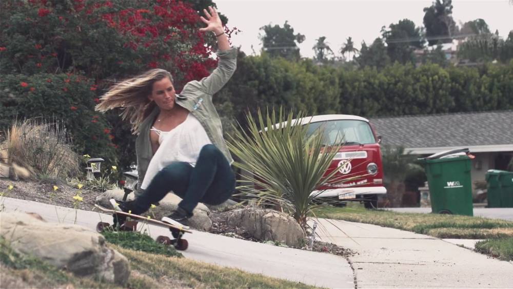 Surfeando en asfalto con Courtney Conlogue