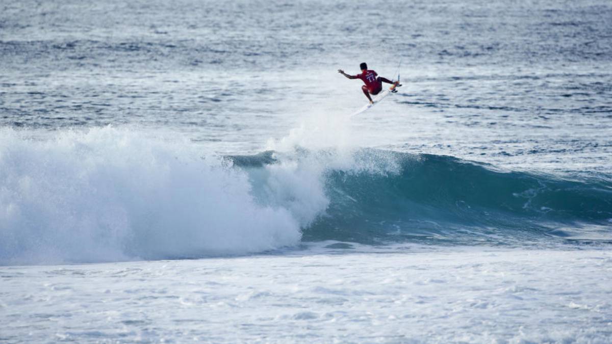 Pique de aéreos entre Filipe Toledo y John John Florence
