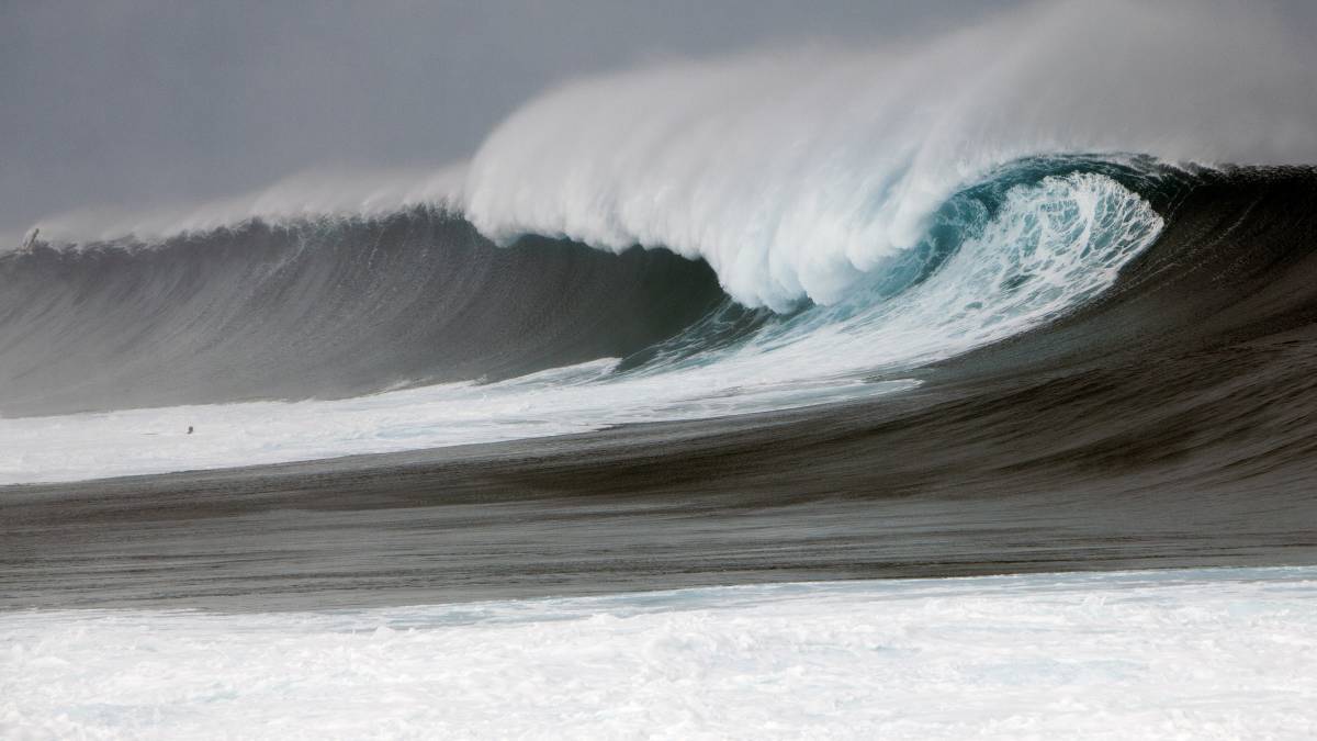 Sesión de olas grandes en La Santa, Lanzarote