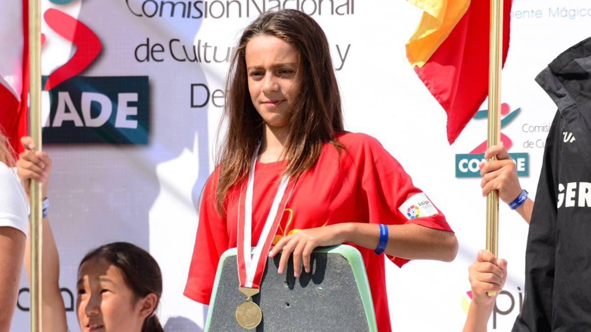 Telma Cester en el podio con la medalla de oro como campeona del mundo junior de wakeskate