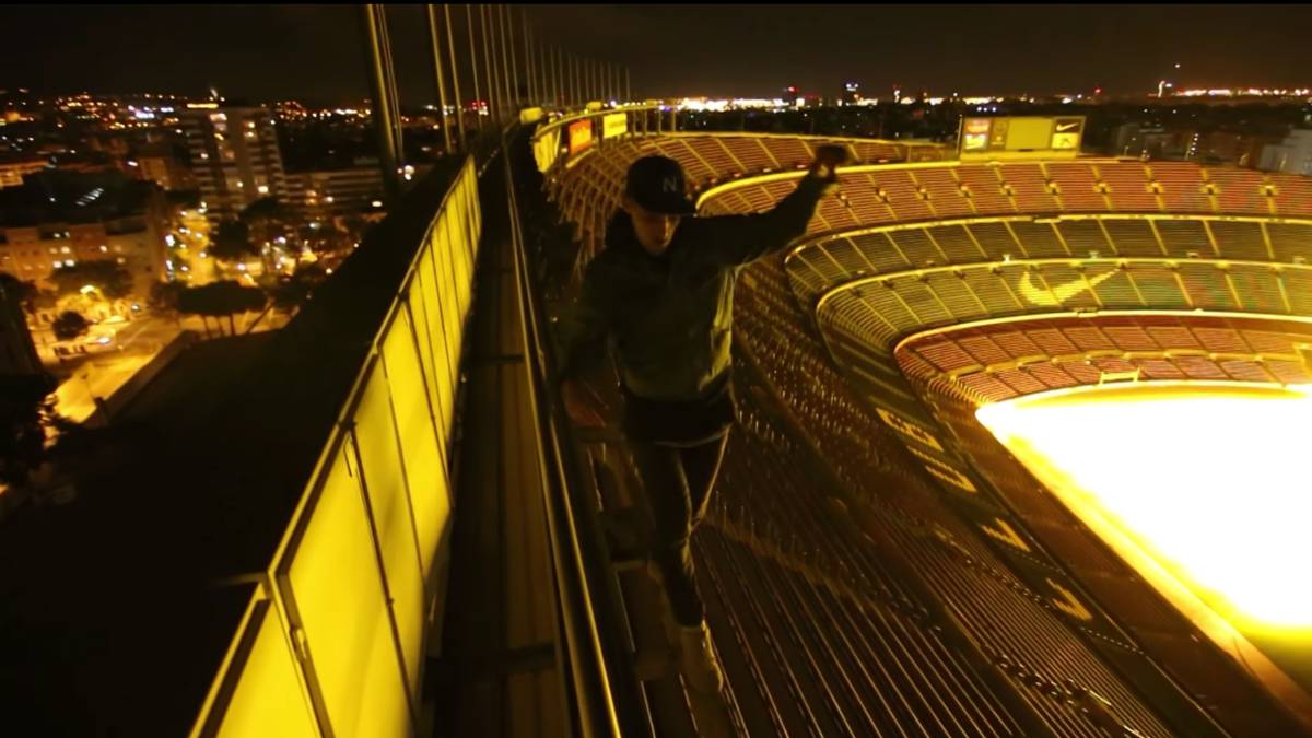 Un freerunner anda por lo más alto del Camp Nou, de noche, tras haberse colado
