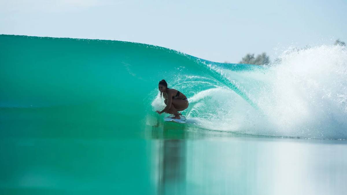 Malia Manuel surfeando en la ola perfecta de Kelly Slater