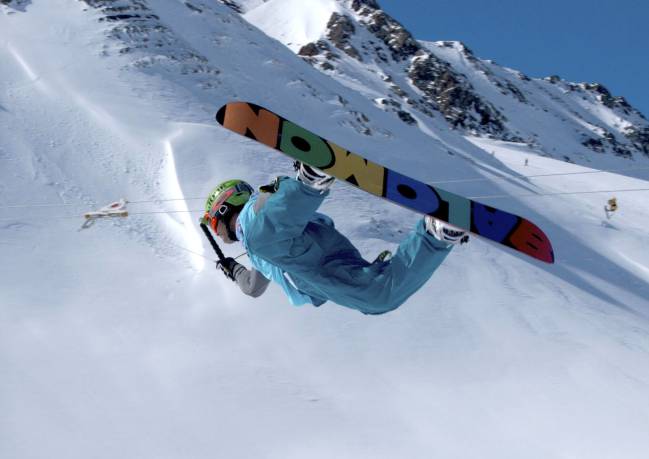 Planas tirado por el cableski en una demostración de Snow Tow-in