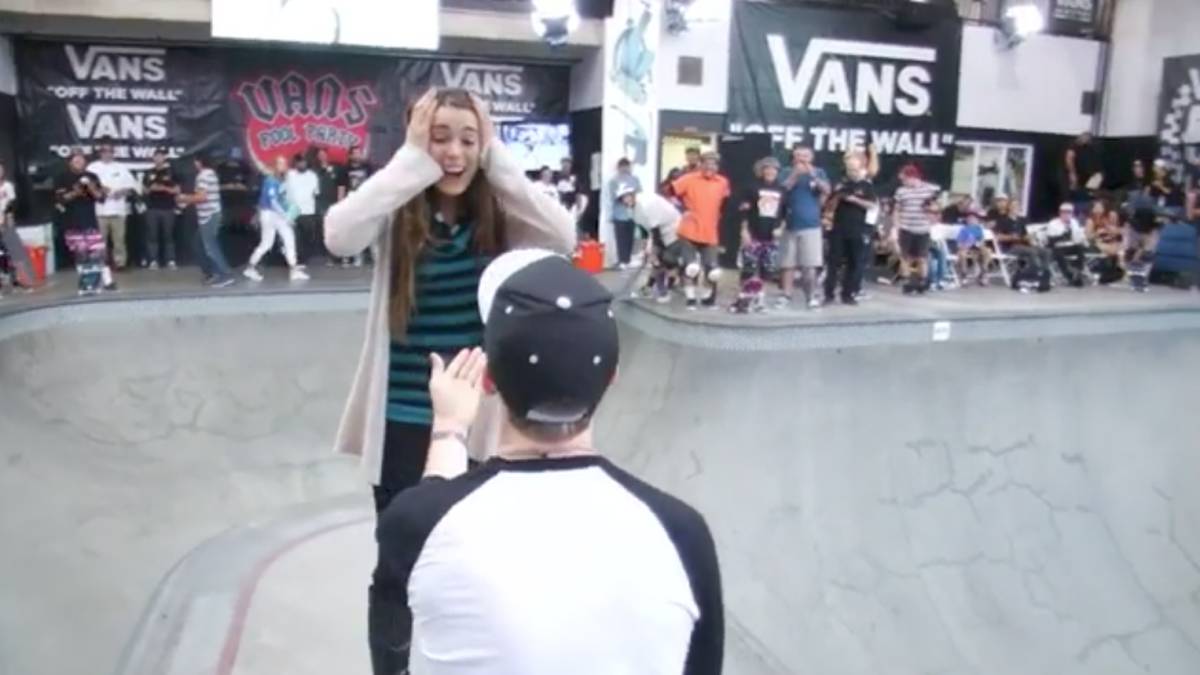 Petición de matrimonio del skater Alec Beck a Amelia Brodcka, Vans Pool Party 2017