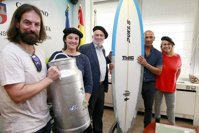 Presentación acuerdo Gobierno Cantabria - La Vaca Gigante