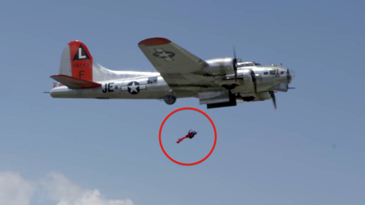 Salto al vacío desde bombardero video