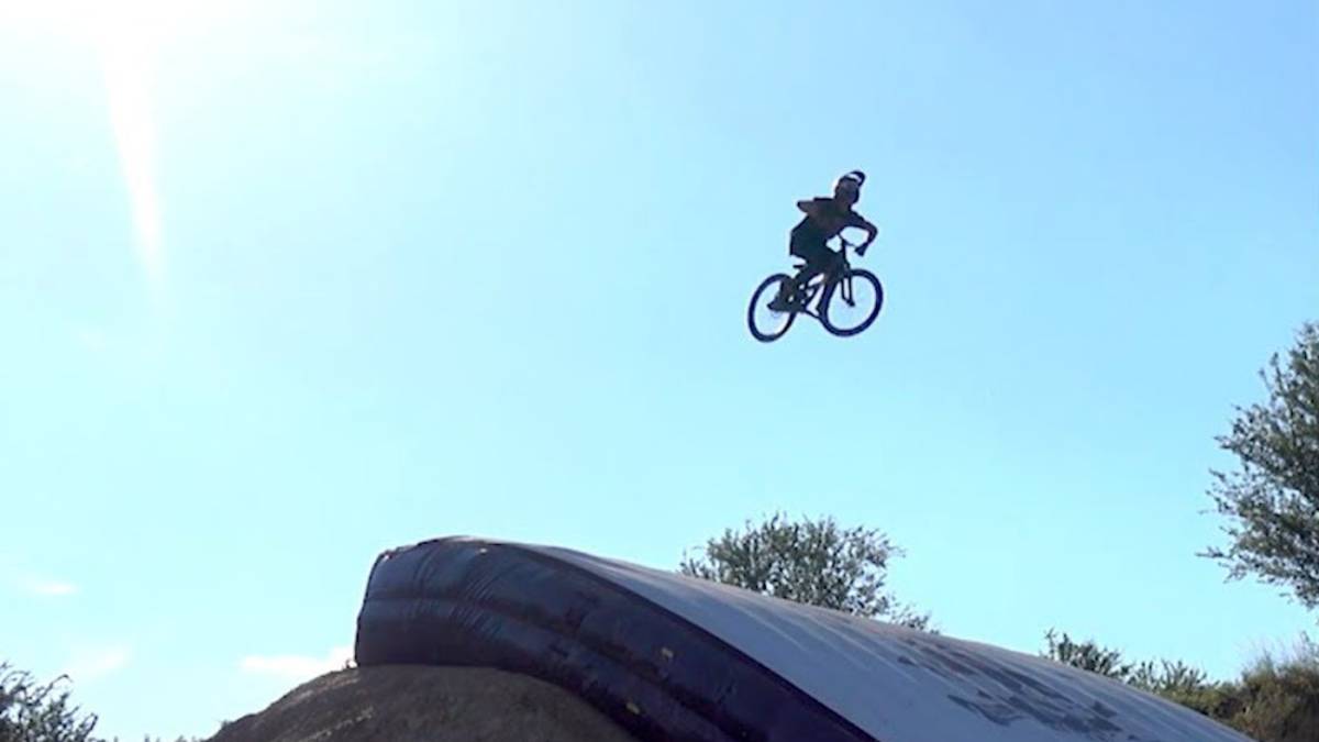 adolf silva triple backflip sobre bagjump