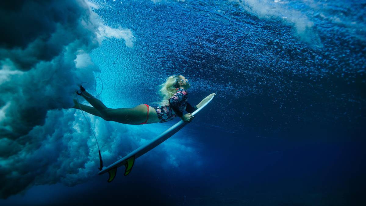 Laura Enever en el Outerknown Fiji Pro de surf