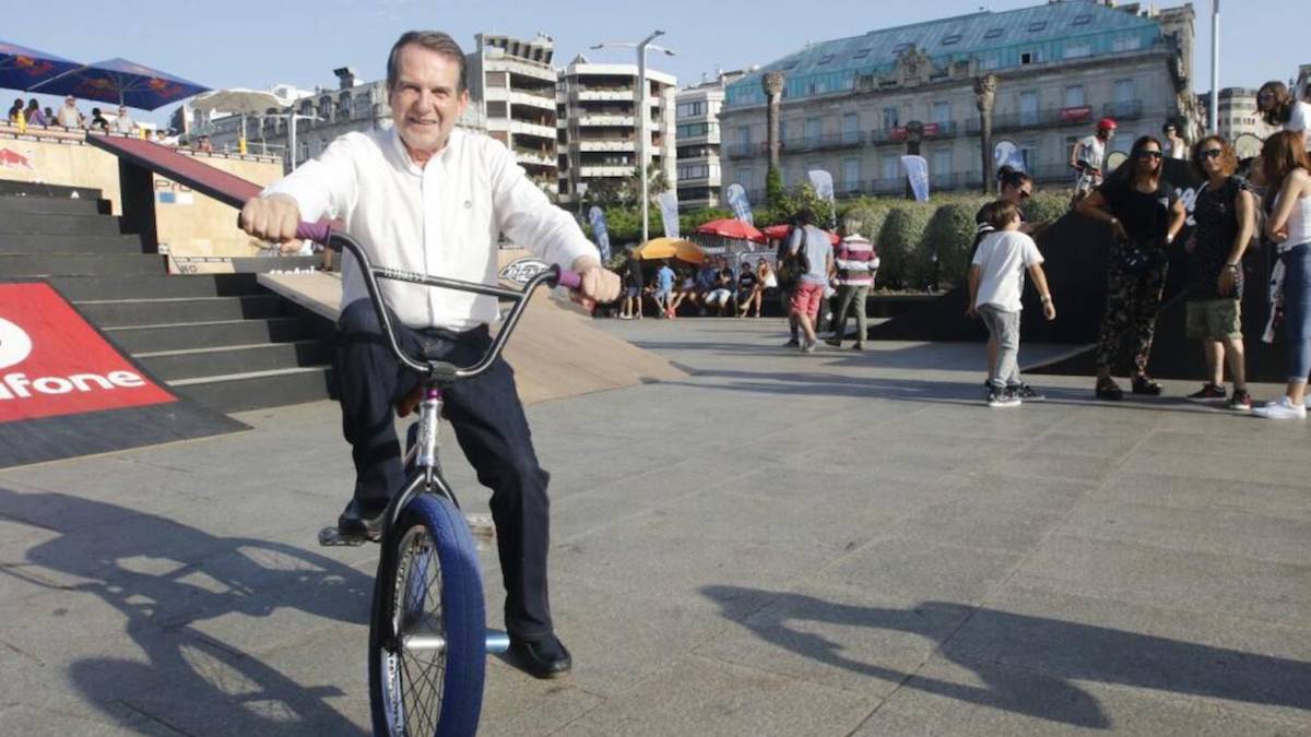 Alcalde de Vigo, Abel Caballero, en BMX durante el O\'Marisquiño 2017