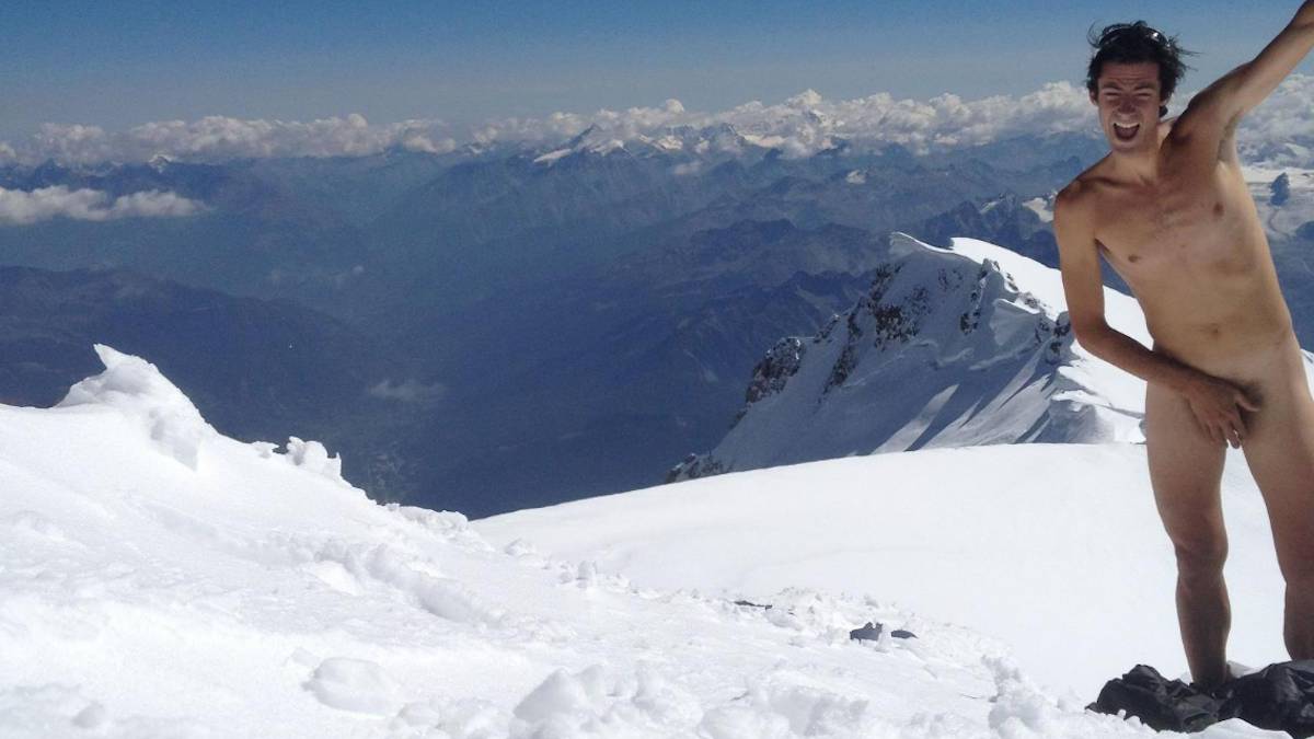 Kilian Jornet protesta desnudo en el Mont Blanc